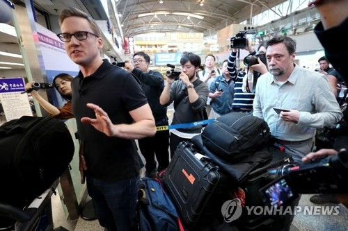北京の空港で北朝鮮行きの専用機に搭乗する外国記者団（写真共同取材団）＝２２日、ソウル（聯合ニュース）