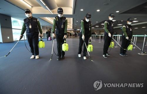 仁川国際空港の旅客ターミナルでは消毒作業が行われた＝２１日、仁川（聯合ニュース）