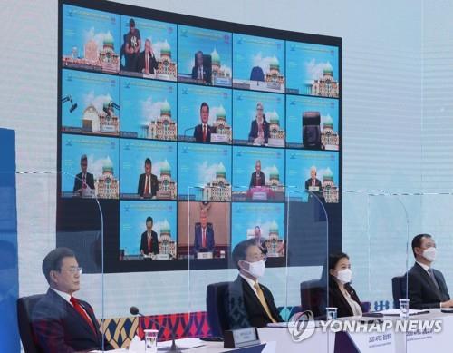 テレビ会議形式で開かれたＡＰＥＣ首脳会議に参加している文大統領（左端）＝２０日、ソウル（聯合ニュース）