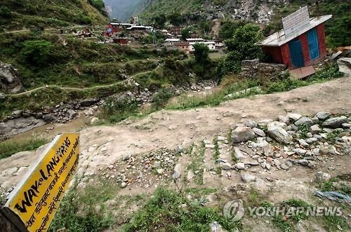 네팔 대지진 트레킹마을 100여명 사망…"15일에 수업 재개"(종합) - 2