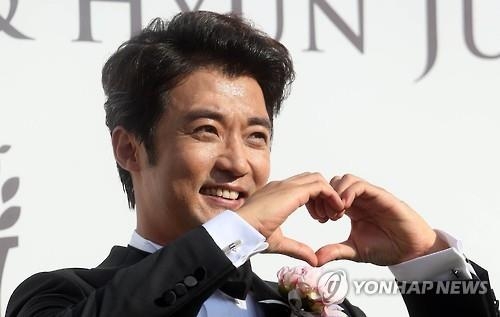 안재욱-뮤지컬배우 최현주 결혼…"예쁜 가정 꾸릴게요" - 2