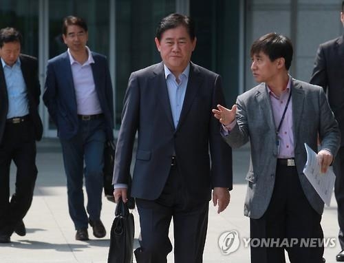 최경환"메르스 조기종식시급…가용인력·수단 총동원" - 2