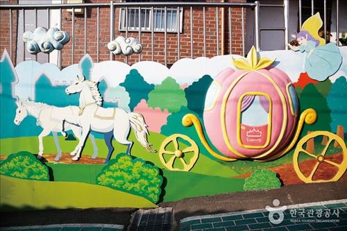 "이국적이고 동심이 있는 차이나타운·동화마을 오세요"3