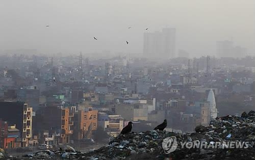 인도 뉴델리 "최악 대기오염 막자"…화물차 환경통행료 부과 - 3