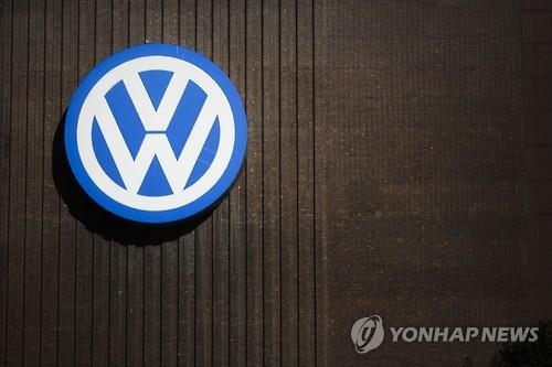 "폴크스바겐 '문제車' 독일 소유자들에 보상 할인 판매" - 2