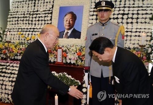< YS 서거> 전두환, 10분 조문…"역사적 화해냐" 질문에 '부답'(종합) - 3