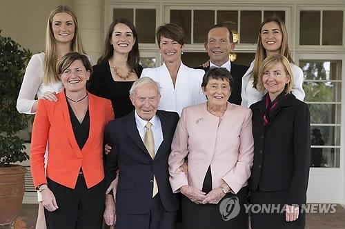 동성결혼 논쟁에 행보 엇갈린 호주 전총리 남매 - 2