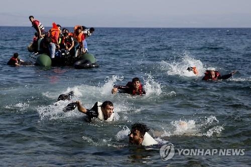 그리스 "우린 EU 문지기 아냐"…'난민 관문' 국가 불만 증폭 - 2