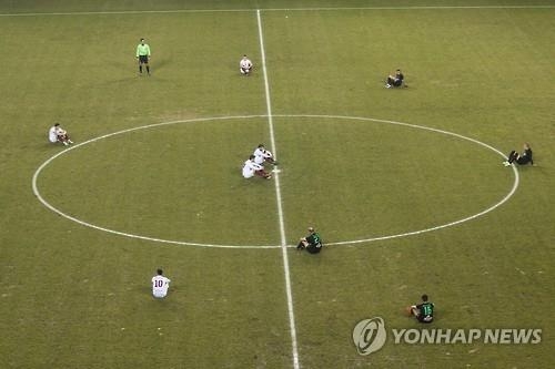 그리스 축구선수들 경기 시작후 주저앉은 까닭은…"난민 추모" - 2