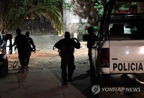 멕시코 성년파티장서 11명 손발 묶인채 총맞아 숨져 - 2