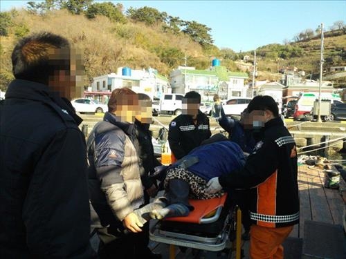 통영해경, 손가락 절단 30대 긴급 이송 - 2