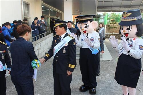<카메라뉴스> 건전 졸업식 캠페인 "강압적 뒤풀이 그만" - 2