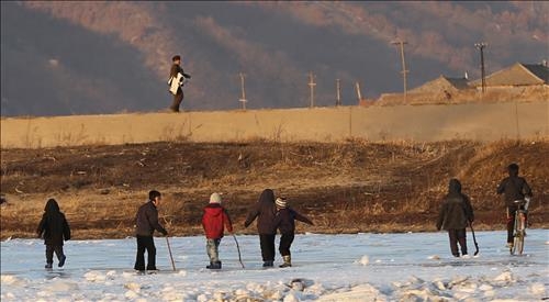 <르포> 북중접경 단둥의 우울한 춘제…강건너 신의주 北주민 얼음낚시 - 4