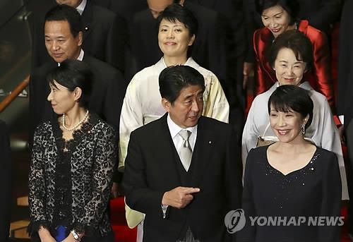 日아베 총리 '방송장악' 논란 부른 각료 발언 옹호 - 2