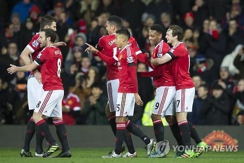 '부진' 맨유, 수입은 역대 최고…5억파운드 돌파할 듯 - 2