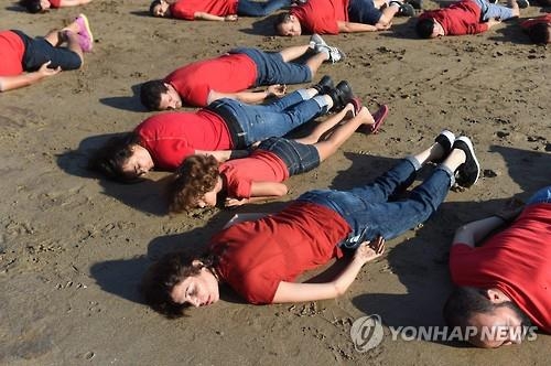 꼬마난민 쿠르디 익사 연루 밀입국업자 2명 법정에 - 2