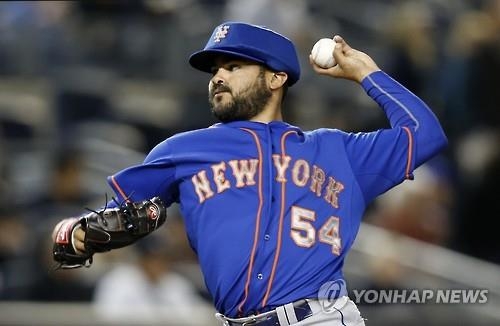 헬멧 형태 MLB 새 '투수 모자' 스프링캠프서 등장 - 3