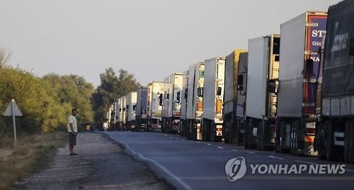 러시아 '이에는 이' 우크라이나 트럭 통행 막아 - 2