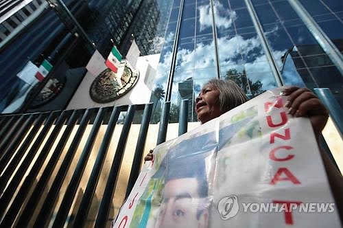 멕시코 동부 목장서 매장 시신 400여구 발견 - 3
