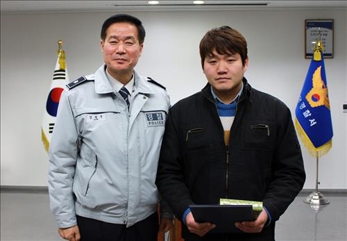 물에 빠진 노인 구한 시민영웅…"당연히 해야 할 일" - 3