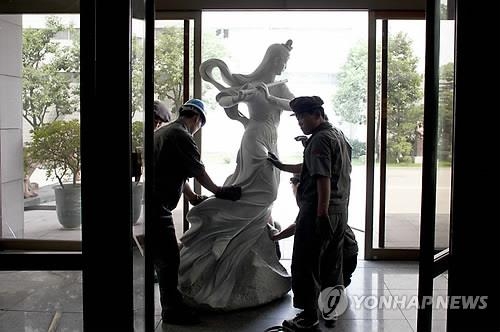 BBC "북한 '최대' 수출품은 거대 동상…수천만 달러 외화벌이" - 2