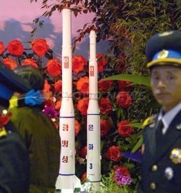 북한 김정일화축전에 미사일 '광명성' 모형 등장 - 2