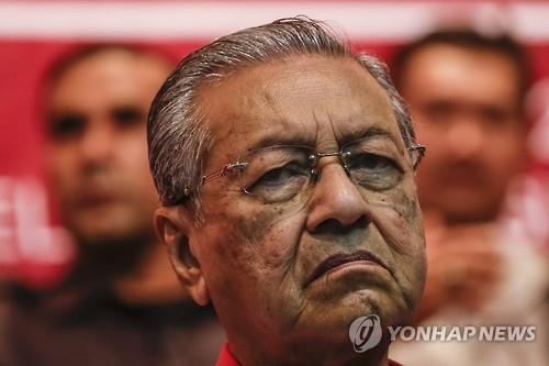 말레이 총리 비자금 스캔들 확산…전 총리 '명예훼손' 경찰조사 - 2