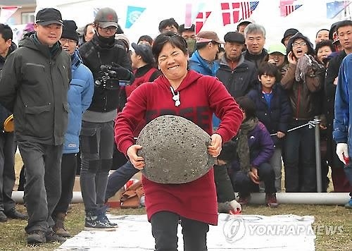 희망은 들불타고 세계로…봄날에 제주들불축제 '활활' - 5