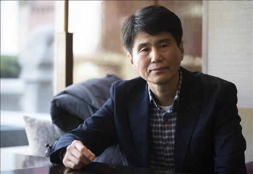 유대가 사라진 삶, 그래도 희망을 본다…윤대녕 '피에로들의 집' - 2