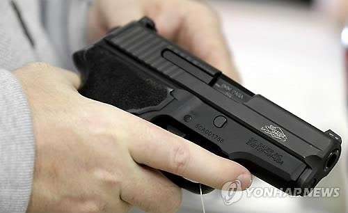 미국 아이오와주, 총기소지 연령제한 없애…1살 아기도 가능 - 2