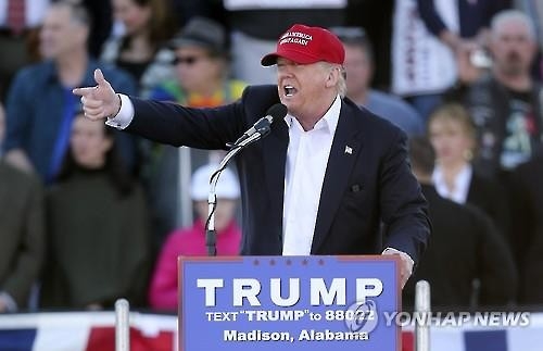 힐러리 "KKK 논란 트럼프 매우 실망스럽다"…벌써 본선 대비? - 3
