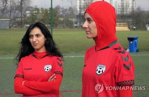 아프간 여자축구 대표, 히잡 일체형 유니폼 입는다 - 3