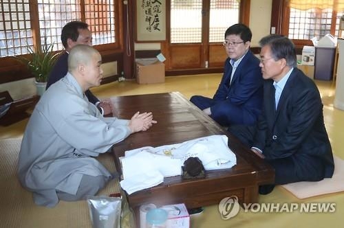 광주서 이틀째 文… "돌멩이 맞았나" "맞았습니다" - 2