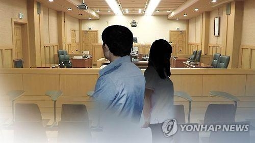 "뽀뽀해줘" 제자 6명 성추행…수학교사 징역 1년6월 - 2