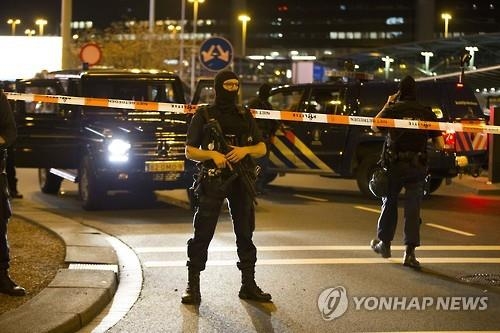 서유럽 공항 또 폭탄테러 공포…암스테르담공항 긴급대피 소동 - 3