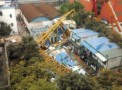중국서 또 건설현장사고…크레인 인부기숙사 덮쳐 12명 사망 - 2