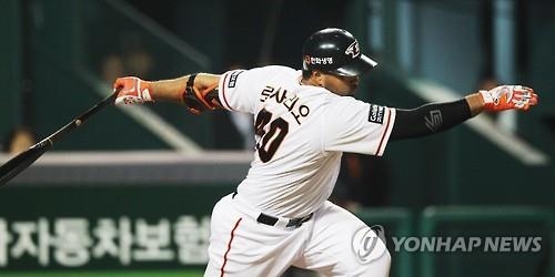 <프로야구> 로사리오, 한국 무대 포수 데뷔…외국인 네 번째 포수 - 2