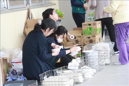 <르포> '가족 8명이 죽 두그릇'…日지진대피소 더 달라는 사람 없었다 - 4
