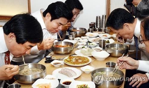 여야 3당 원내대표 '냉면 회동'…'피날레 국회' 조율 - 2