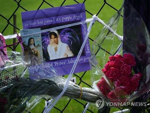 '천재 뮤지션' 프린스 장례식…보랏빛 아래 영면 - 2