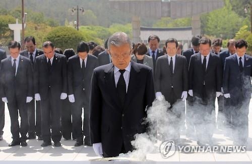 김종인 "내년 대선까지 어떻게 하느냐는 지도부 몫" - 2
