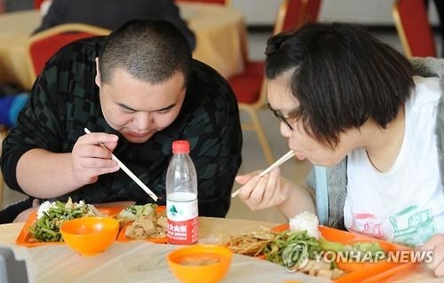 '살찌는 중국'…정크푸드 확산에 농촌 남아 5명 중 1명 비만 - 3