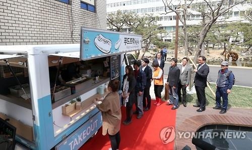 '규제 개혁' 상징 푸드트럭 1호 6개월만에 폐업한 사연 - 2