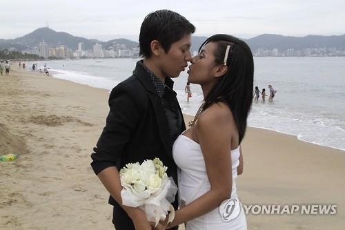 멕시코 대통령 "일부 주만 인정 동성결혼 전국적으로 허용해야" - 3