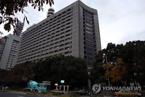 日서 대형 위조카드 사기…2시간반 동안 ATM서 155억원 챙겨 - 2