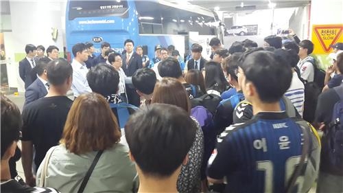 <프로축구> 폭발한 인천 팬심…고개 숙인 김도훈 감독 - 2