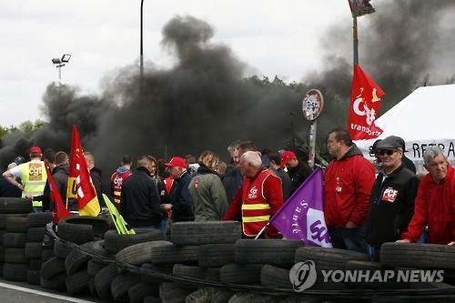佛 파업으로 주유난 확산…정부 전략 비축유 공급(종합) - 3
