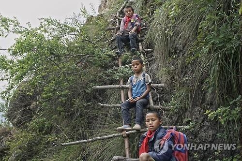 '절벽타고 아찔한 등하교' 中산골 아이들 위한 계단 생긴다 - 4