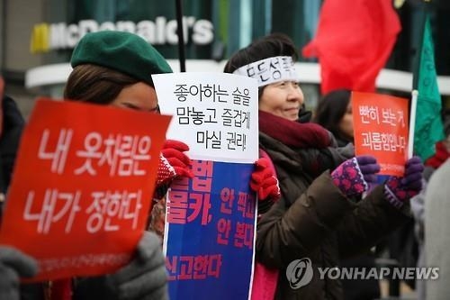 막가는 교사들…욕설에 술 마시고 성추행(종합) - 3