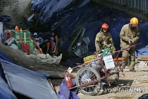 <남양주 붕괴사고> "꿈자리 사나워 말렸는데…" 유가족 오열 - 2